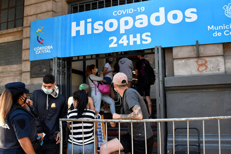 Fila para hisoparse: una postal en Córdoba