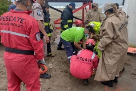 Una sombrilla voló por el fuerte viento y le atravesó la pierna a un hombre: se la tuvieron que sacar con una amoladora