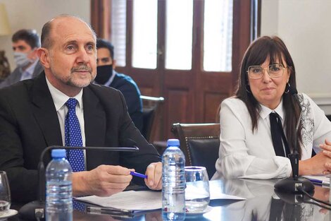 Perotti y su flamante ministra de Gobierno firmaron el decreto.