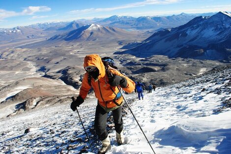 Aparecieron los montañistas franceses que intentaron subir al volcán Ojos del Salado