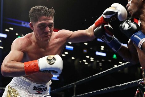 Brian Castaño sostiene la bandera del boxeo argentino