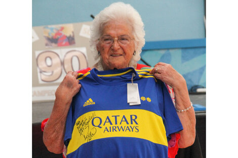 Susana Bedrossian y la camiseta autografiada por Riquelme.