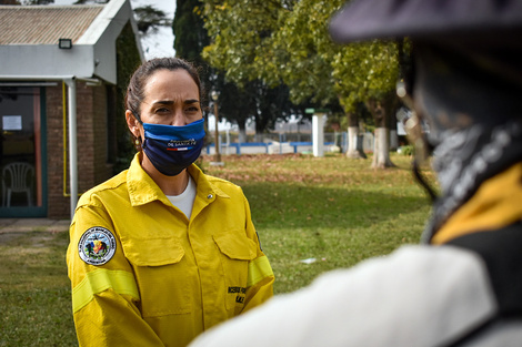 Gonnet con integrante de la Brigada de Atención y Prevención de Emergencia.