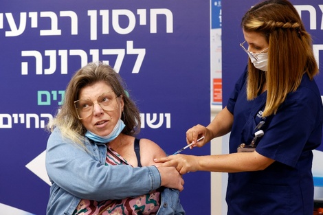 Una mujer recibe su cuarta dosis de la vacuna Pfizer-BioNTech contra el coronavirus, en las clínicas ambulatorias del centro cardiovascular del Centro Médico Sheba en Ramat Gan.