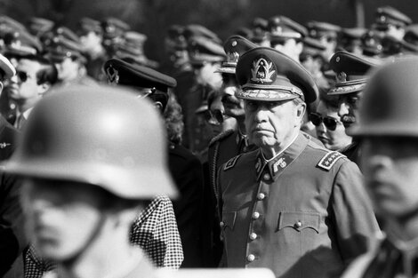 Pinochet, rodeado de militares chilenos en plena dictadura.