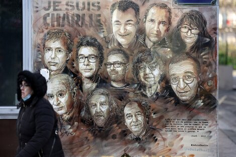 El mural en recuerdo a la masacre en Charlie Hebdo, en París.