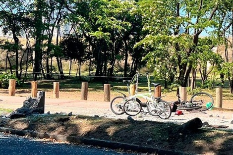 El Ford Focus conducido por un joven chocó contra un cartel y se subió a la vereda.