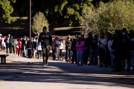 Una larga fila para testearse en Los Ángeles.