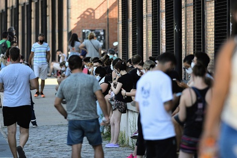 Las lasgas filas siguen y en Rosario abrirán otro centro en zona norte (Fuente: Sebastián Granata)