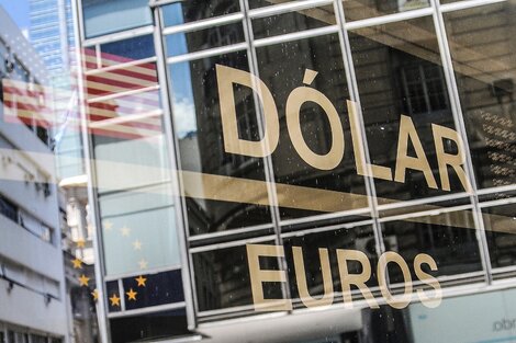 Dólar estable y acciones en baja