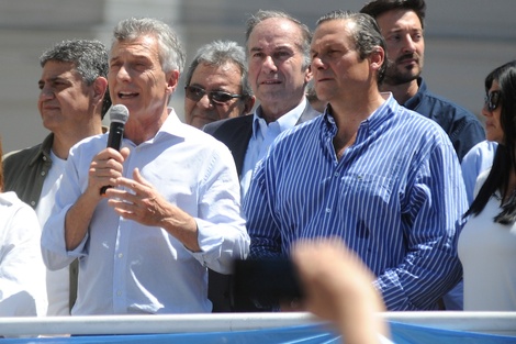 Mauricio Macri junto a Camilo Etchevarren, cuando este organizó en Dolores una manifestación en apoyo al expresidente, citado a indagatoria en ese distrito por espionaje ilegal.