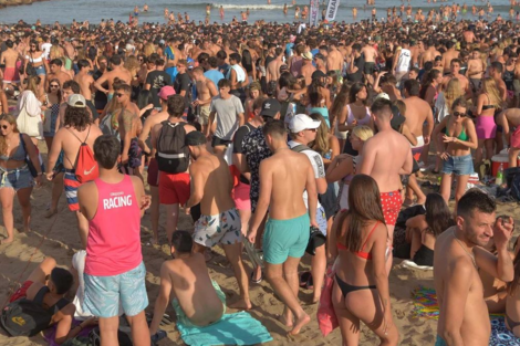 Sin barbijo ni distancimiento: una multitud en el after beach y Mar del Plata con récord de casos de Covid-19