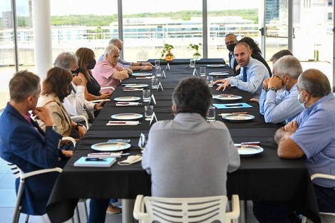 Almuerzo en la terraza del Palacio de Hacienda. Guzmán volvió a plantear los límites para un acuerdo con el FMI. (Fuente: NA)