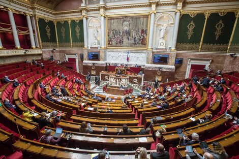 El ministro de Salud francés expone el proyecto antes de la votación en Diputados.