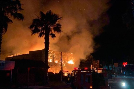 Punta Del Este: un devastador incendio destruyó un local y generó alarma