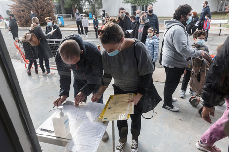 Los chicos reciben su primera dosis contra la Covid-19 en Chipre.
