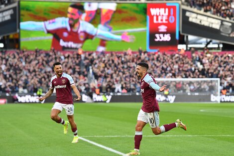 Lanzini festeja el primer gol del West Ham ante el Leeds