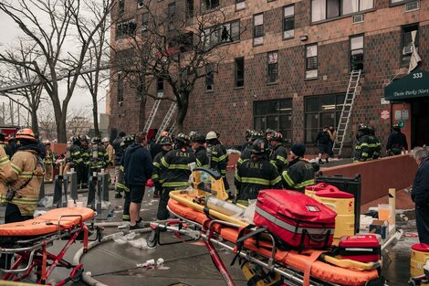 Feroz incendio en un edificio del Bronx: al menos 19 muertos y decenas de heridos