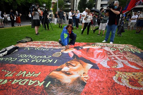 Los fanáticos de Djokovic se manifestaron frente al hotel donde estuvo retenido el serbio