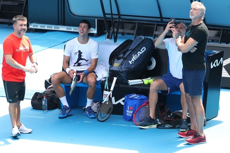 Djokovic y equipo durante la práctica del martes. El croata Goran Ivanisevic, su coach, registra el paso de un helicóptero televisivo sobre la cancha