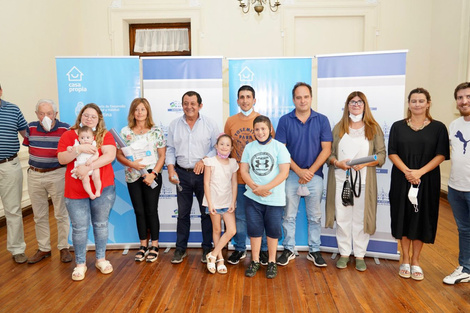 Más créditos para familias de Benito Juárez y Adolfo Gonzales Chaves