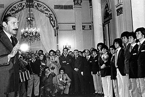 Videla con los integrantes de la Selección juvenil 1979