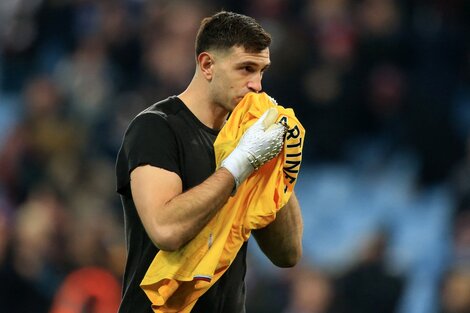 Dibu besa la camiseta del Aston Villa tras el encuentro (Fuente: AFP)