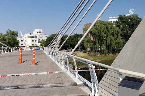 Se quiso sacar una selfie y cayó al vacío de un puente en Villa Carlos Paz