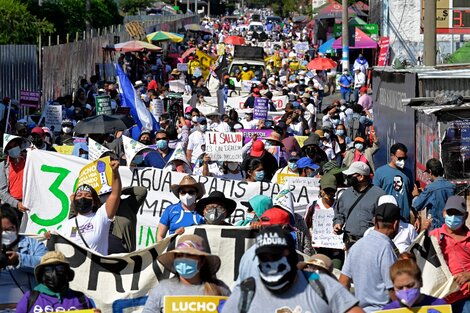 Los salvadoreños recordaron los 30 años del Acuerdo de Paz con una protesta contra el gobierno 