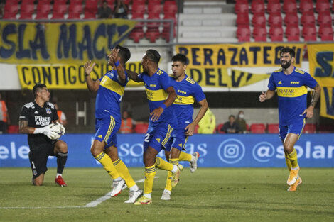 Todo Boca celebra el gol del "Pulpo" González ante el Cacique en La Plata.