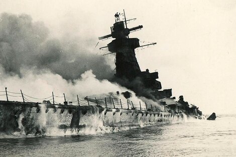 El Graf Spee se hunde frente a la costa de Montevideo, el 17 de diciembre de 1939. 