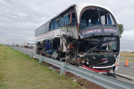 Choque fatal en la ruta 7: una mujer murió y otras 12 personas resultaron heridas