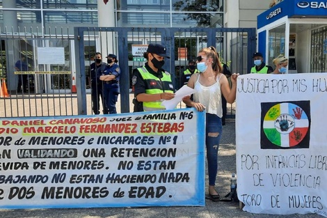 Una mujer que denunció violencia reclama la restitución de sus hijas