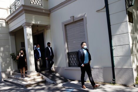  El presidente de la Unión Demócrata Independiente, Javier Macaya (d), camina hoy junto a otros líderes de derecha tras reunirse con el presidente electo de Chile, Gabriel Boric, en Santiago.