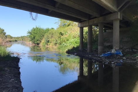 Con las aguas bajas aparecieron los desechos en el arroyo