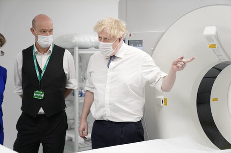 En medio del escándalo, Johnson visita un centro de salud en Taunton.