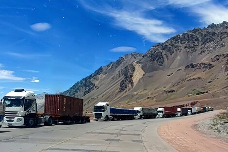 Unos 3000 camiones están varados en la frontera con Chile