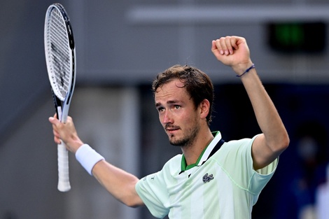 Medvedev y Tsitsipas avanzaron con esfuerzo a los cuartos de final de Australia