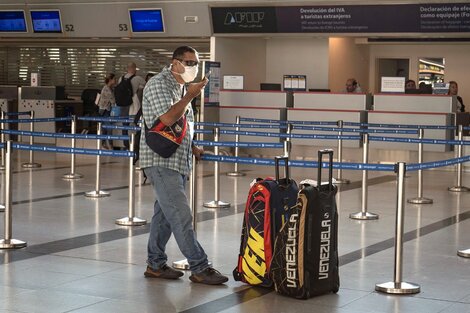 En el aeropuerto de Ezeiza sacaron las máquinas para embalar valijas: qué alternativas hay para protegerlas