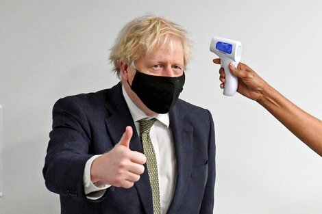 Boris Johnson acorralado por su participación en 130 eventos sociales durante la pandemia. Diferencias y semejanzas con las acusaciones contra Alberto Fernández.