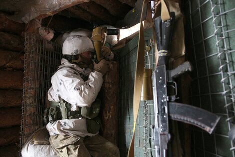 Un soldado ucraniano en un puesto de vigilancia en Donetsk, cerca de la frontera con Rusia.