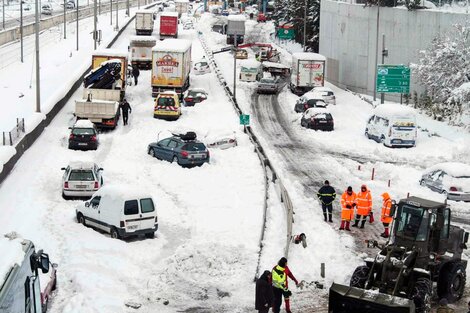 Vehículos atrapados en la autopista y cortes de electricidad en Atenas