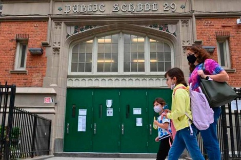 Nueva York: polémica por el uso obligatorio de barbijos en escuelas y locales públicos