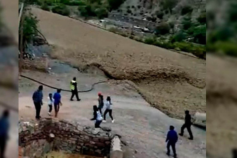 Salta: impactante alud de barro y agua en Iruya