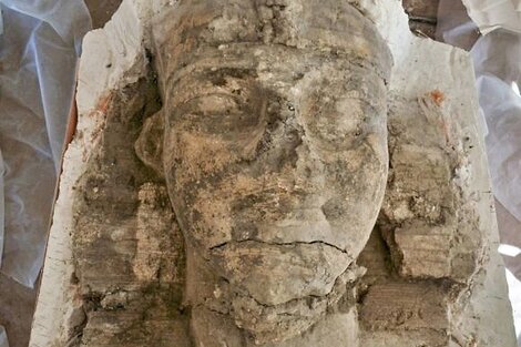 Egipto: descubren dos colosales estatuas en el “Templo del millón de años"