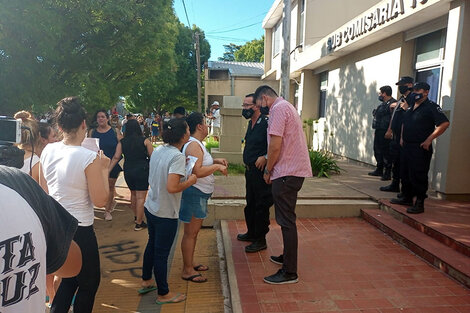 Mujeres de Murphy se movilizaron a la comisaría tras el femicidio. 