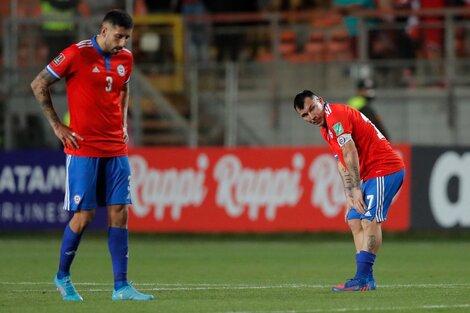 Maripán y Medel, la imagen de la derrota en Calama. (Fuente: AFP)