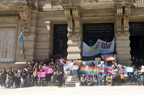 Las organizaciones feministas concentraron frente a la Casa Gris. (Fuente: Gentileza Periodicas.com.ar)