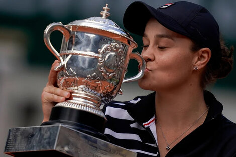 Ashleigh Barty besa el trofeo del Abierto de Australia.