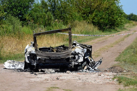 El auto calcinado, en el que se halló un cuerpo de mujer. 